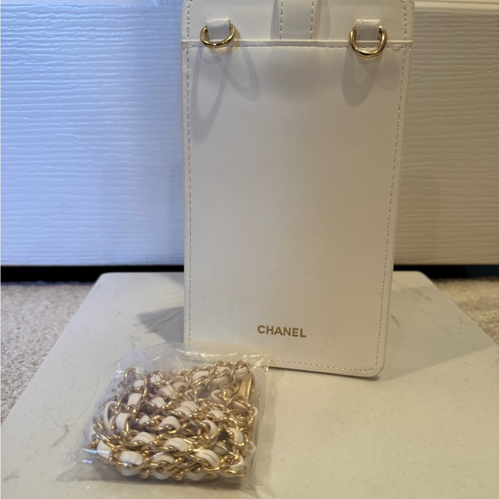GWP Coco Crush White Vegan Leather Smart Phone Holder with Classic Chain Strap - Picture 2 of 6